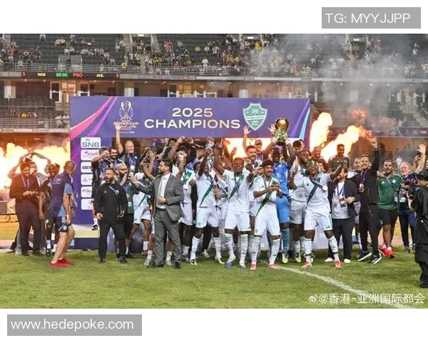 当昔日辉煌巨星逐渐淡出球场时光见证足球英雄的落寞瞬间