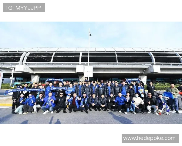 在东京街头偶遇世界足球球星引发热议球迷纷纷合影留念